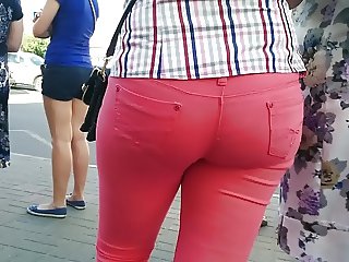 Big ass milf in red jeans